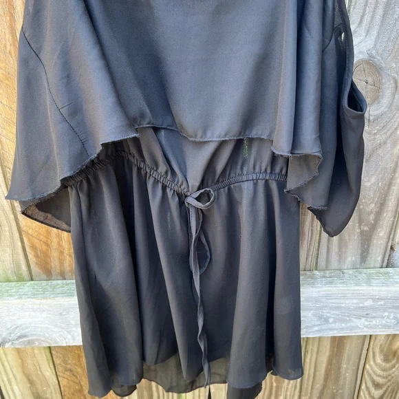 👗Charlotte Russe black cold shoulder top - Picture 5 of 10